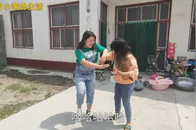 农村媳妇第一次穿高跟鞋，走路像踩高跷一瘸一拐笑翻全场！视频封面