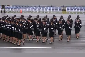 日自卫队女兵阅兵配音《哆啦A梦》，你能想到她们多可爱吗？