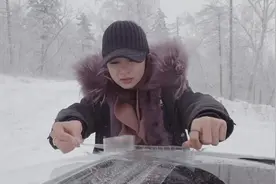 刮着大风下着大雪，窗户关不上，车里太冷了，窗户只能用胶带封上视频封面