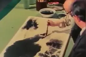 珍贵视频大师就是大师，张大千现场作画，笔走游龙，泼墨云山视频封面