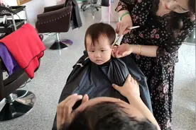 一岁女宝宝第一次去外面剪头发，过程顺利吗？理发师直夸！好乖哦视频封面