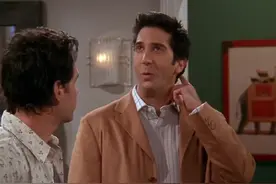 罗斯去和麦克解释，又编造出菲比的一段感情