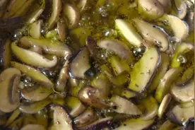 万能的橄榄油浸蘑菇，拌意面拌沙拉都绝了