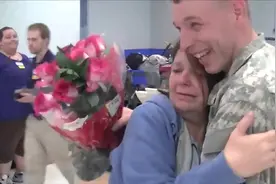 当兵儿子悄悄回来，正上班的妈妈反应让人动容不已视频封面