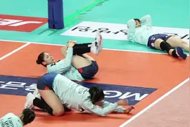 韩国女排队员们赛场边做拉伸练习，场面挺壮观啊！视频封面