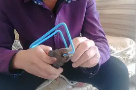 video_200农村小伙自制手机支架，分分钟搞定，非常实用哦