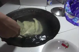 黄花菜包的饺子！一个就有半斤！以前猪吃的菜现在人都抢着吃了！