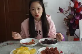 用黄、红、紫土豆三种颜色土豆炸薯片，红土豆越吃越感觉像红薯