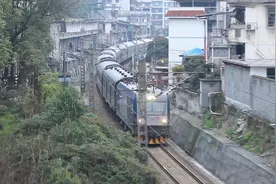 铁路穿越居民区，很难想象附近的人如何受得了视频封面