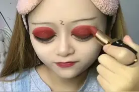 偷偷化个妆和男朋友出去约会，眼线这么重，男朋友惊呼了