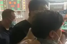 南方球迷撩拨女观众被辽宁大哥揍了？辽篮比赛场边的一幕图片