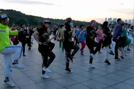 广场舞《人的命天注定》节奏欢快舞步简单，娱乐减压健身锻炼