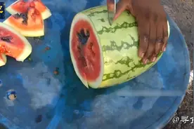 印度三哥吃个西瓜也开挂，这种土豪吃法你试过吗？视频封面