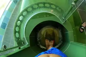 第一视角体验水上乐园的激流勇进，刺激图片