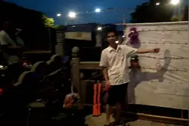 路边摆地摊老板气枪打气球，被客户打的百发百中，这回他亏大了。视频封面