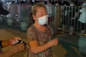 老人捡到身份证 “交给警察我就放心了”图片