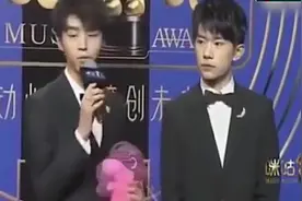 tfboys三缺一，主持人问王源为什么没来，易烊千玺神回复！视频封面