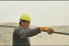 和田到库尔勒就要通铁路了，目前正在修建，工作人员说2022年完工视频封面