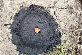 把鞭炮插在泥巴里面，把泥巴炸得满天飞，太好耍了