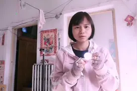 女子做自媒体花49.8元网购一个三脚架，打开后直呼：物超所值视频封面