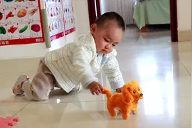 爷爷给小孔宝买了个玩具，一直可爱的小狗狗，天天趴着和它一起玩视频封面