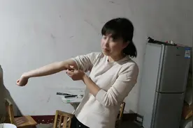 山里妹子自己泡的蜈蚣酒，听听用法和功效，每家都用得着