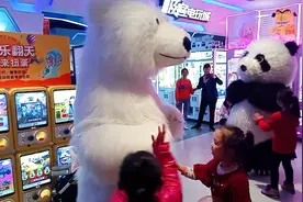 有缘的偶遇北极熊，跟熊猫跳野熊disco，小朋友们疯狂加入！
