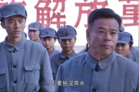 烽火抗大：秒怂！同学们反对禁止恋爱的校规，被主席的话打回原形图片