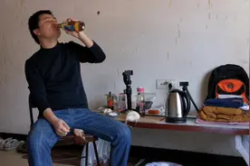 吃了一个月的泡面严重营养不良身体虚弱，吃2个大酱鸭腿好好补补