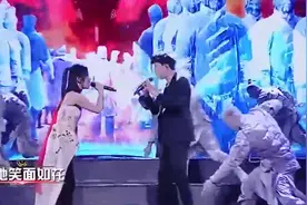 张杰、谢娜夫妇合体演唱《天下》，台下直接沸腾，甜蜜度满满视频封面