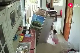 家长们还敢让小孩一人去开冰箱吗视频封面
