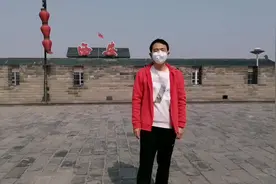 坐了20年火车，第一次站在城墙上看西安站，竟如此壮观！视频封面