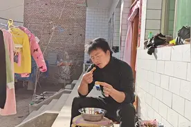 小伙10分钟吃了一只鸡，把媳妇娘家人吓到了，这女婿真能吃视频封面