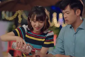 美女老师喝酒撸串，结果亮了。视频封面