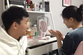 刚下班到家，跟媳妇聊天，网友都说媳妇衣服少，看媳妇是怎么说的视频封面