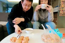 来自南方的老公挑战令人闻风丧胆的老北京豆汁儿，媳妇笑晕在厕所视频封面