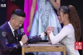 美女看着娇小，掰手腕却很有力气！能成功吗视频封面