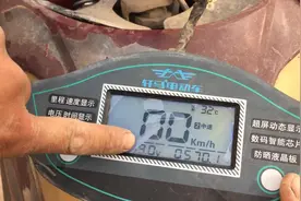 电动车液晶仪表显示不全或不清楚一定要换新？师傅教你一招修好！视频封面