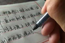 曾经我们坐在公园长凳上，聊了很久，天南地北的故事，我们都爱听视频封面