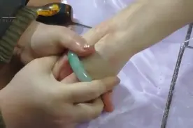 手镯太小摘不下来，教你一招，结果太尴尬了！视频封面