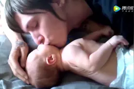 爸爸频繁亲吻小宝宝，这到底是有多爱啊！外国人都喜欢这样表达吗