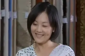 漂亮寡妇成天不干正事，家里的床嫌不舒服，非要睡别人家的床！视频封面