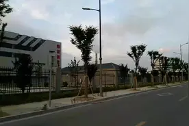 扬州江都的这两个村庄为何划入泰州市呢，看了这个烟囱你就明白啦