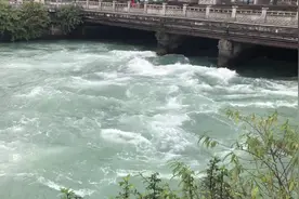 从都江堰经宝瓶口流入成都平原的江水碧绿，水流湍急