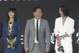 太疯狂！王珞丹见面会遭男粉跪地求婚，一旁黄渤的反应获好评