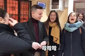 山东妹子经常被意大利同学摸脸，原来是因为这样啊，这也不怪我视频封面