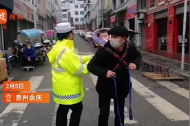贵州：女交警工作间隙的哺乳照走红，疫情防控一线你最美视频封面