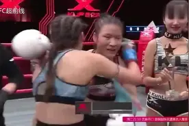 张伟丽太强了！把WBC冠军逼在角落里暴打，地膛腿横扫直接打趴视频封面