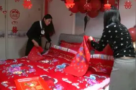 河南农村“铺床”习俗，放砖头，撒喜枣，这种传统风俗见过吗视频封面