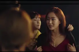 笑哭~杀手失忆成为演员，拍感情戏导演直呼恐怖，居然还有吻戏